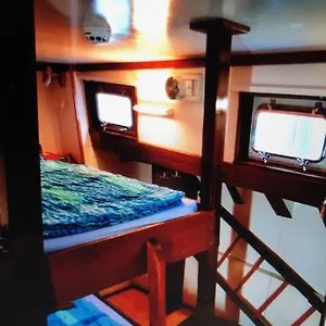 https://schiff-ahoy-hotelschiff-hausboot-boot-passagierschiff.stuttgart-hotel.com